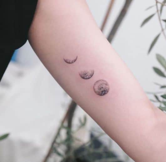 Tatuagem Sol e Lua está tatuagem significa força e renascimento por Tatuagem de Lua 52 Ideias Apaixonantes & Principais Significados!