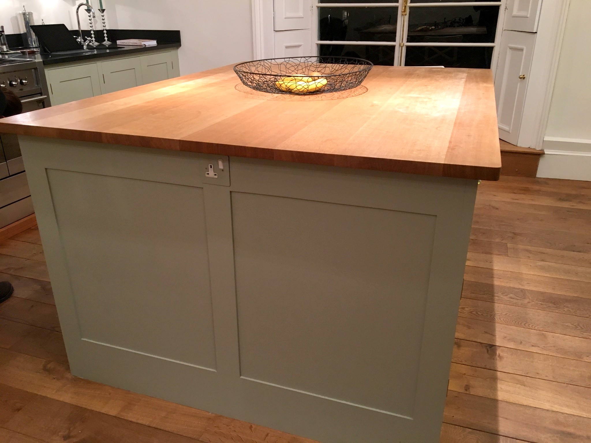 Approx 6yr Old Plain English Kitchen, Island, Granite Worktops and