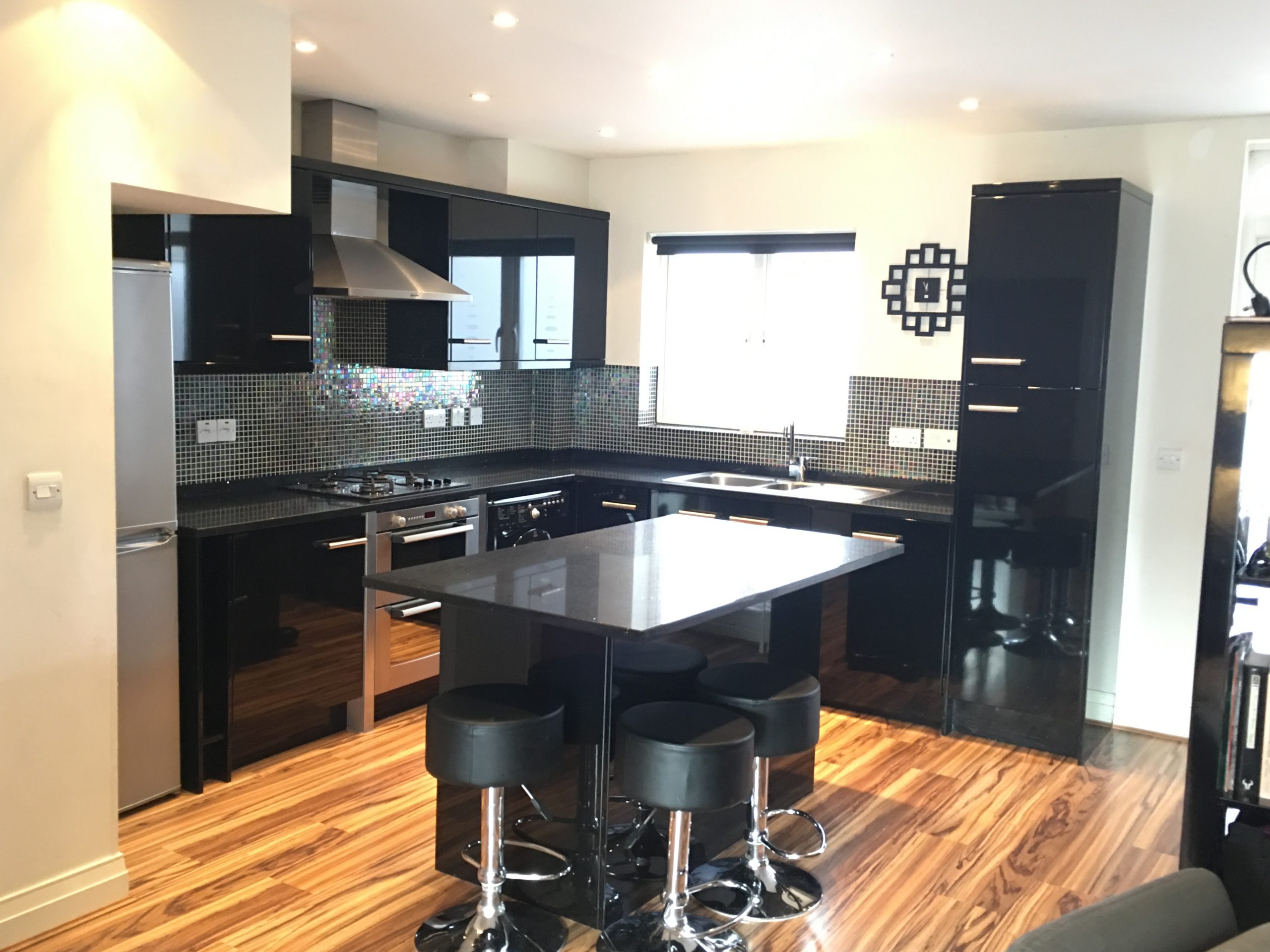 Black Gloss Kitchen Island Things In The Kitchen