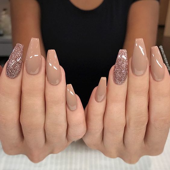 Modele unghii gel maro pentru o manichiura eleganta Tunsori la moda Modele unghii gel maro pentru o manichiura eleganta Tunsori la moda