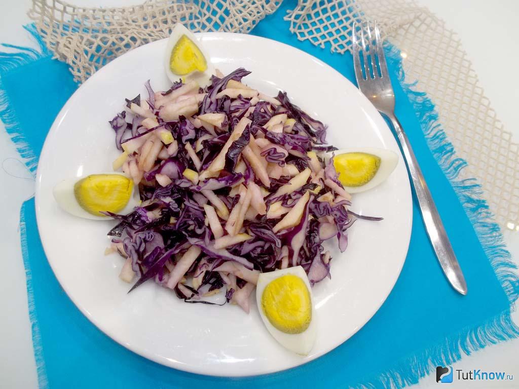 Салат из красной капусты с яблоками и яйцами пошаговое