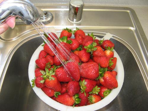 How to Wash and Clean Strawberries