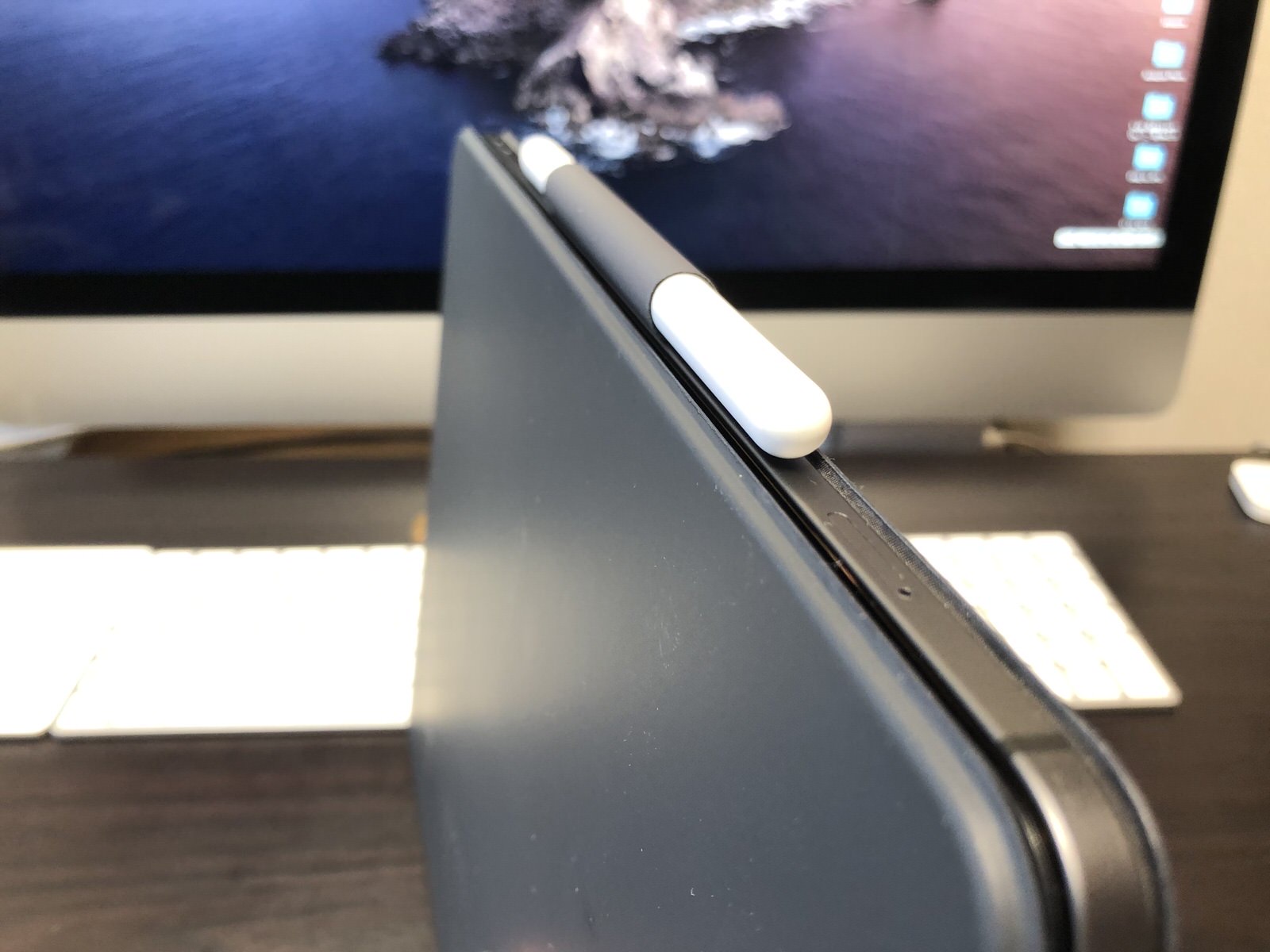 [iPad Pro]Apple Pencil専用ホルダーを装着しているおかげで安心してiPad Proを持ち運びできる件 ｜ ツインズパパの