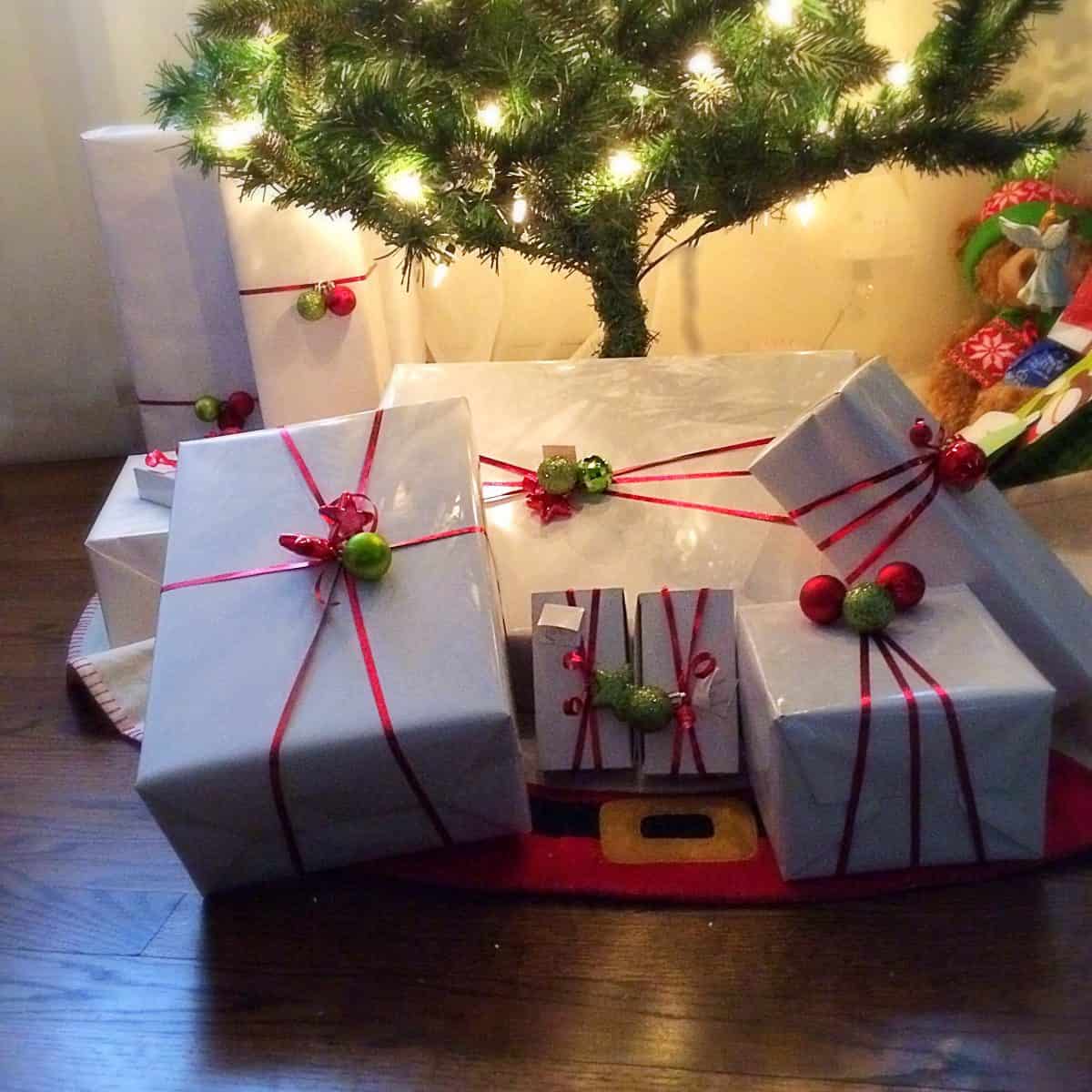 Simple and Fun Christmas Gift Wrap Twitchetts