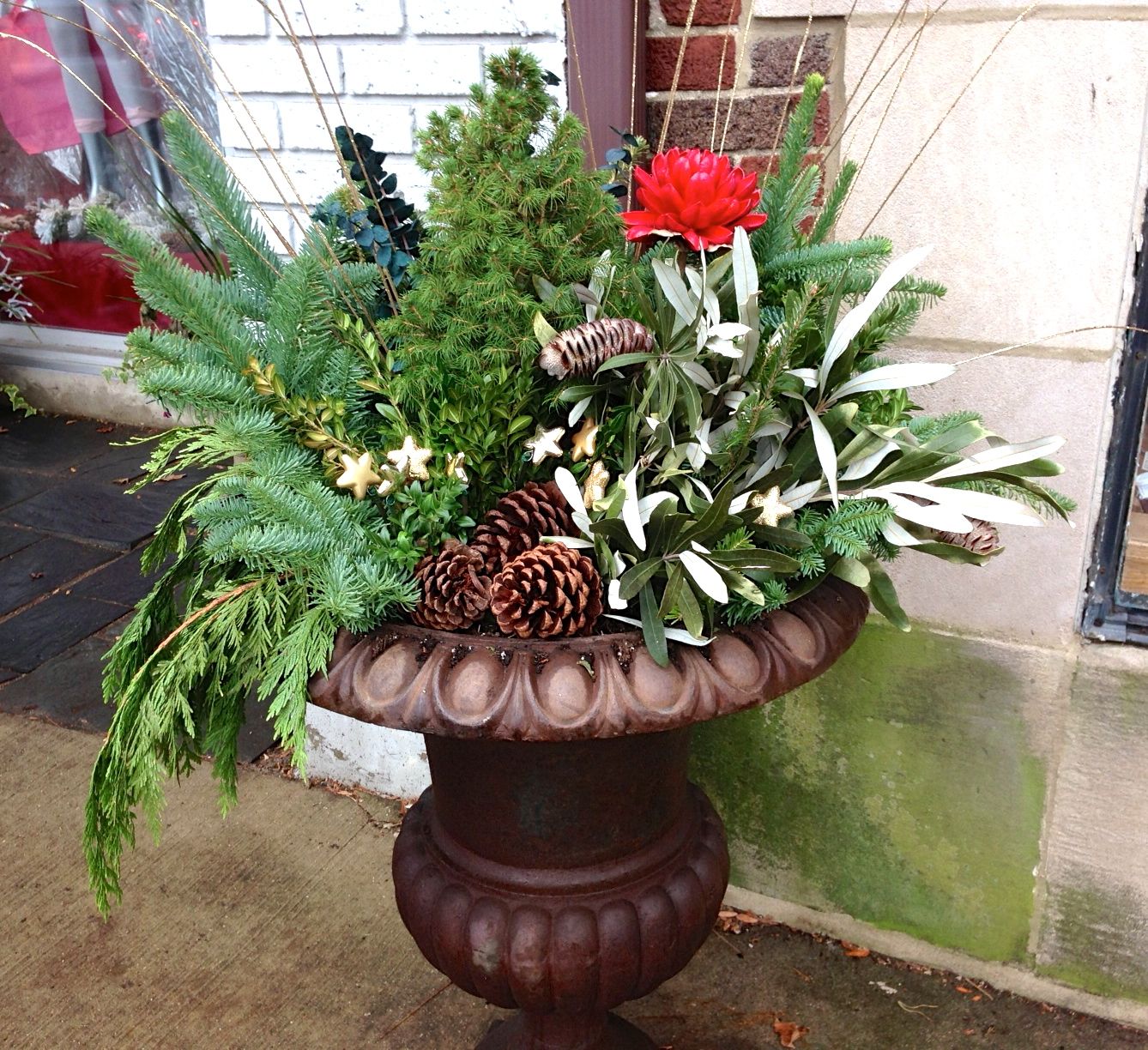 Holiday Outdoor Planters twoinspiredesign