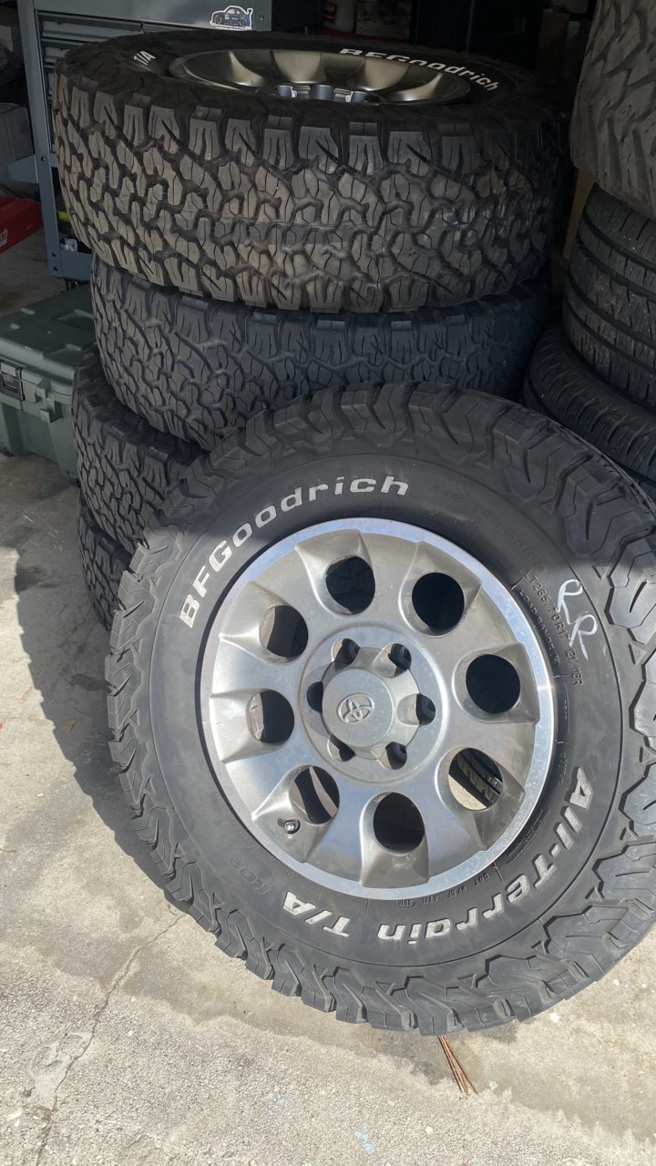 FJ crusier 8 Holes 285/70/17 AllTerrain T/A KO2 World