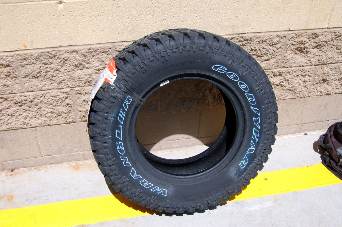 Introducir 33+ imagen goodyear wrangler lt245 75r16 tire pressure