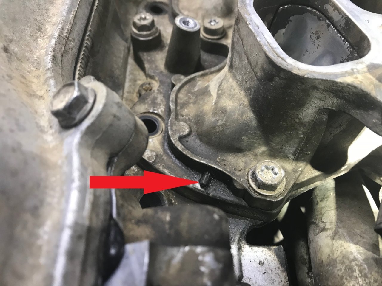 4.0L lower intake manifold 2 pieces? World