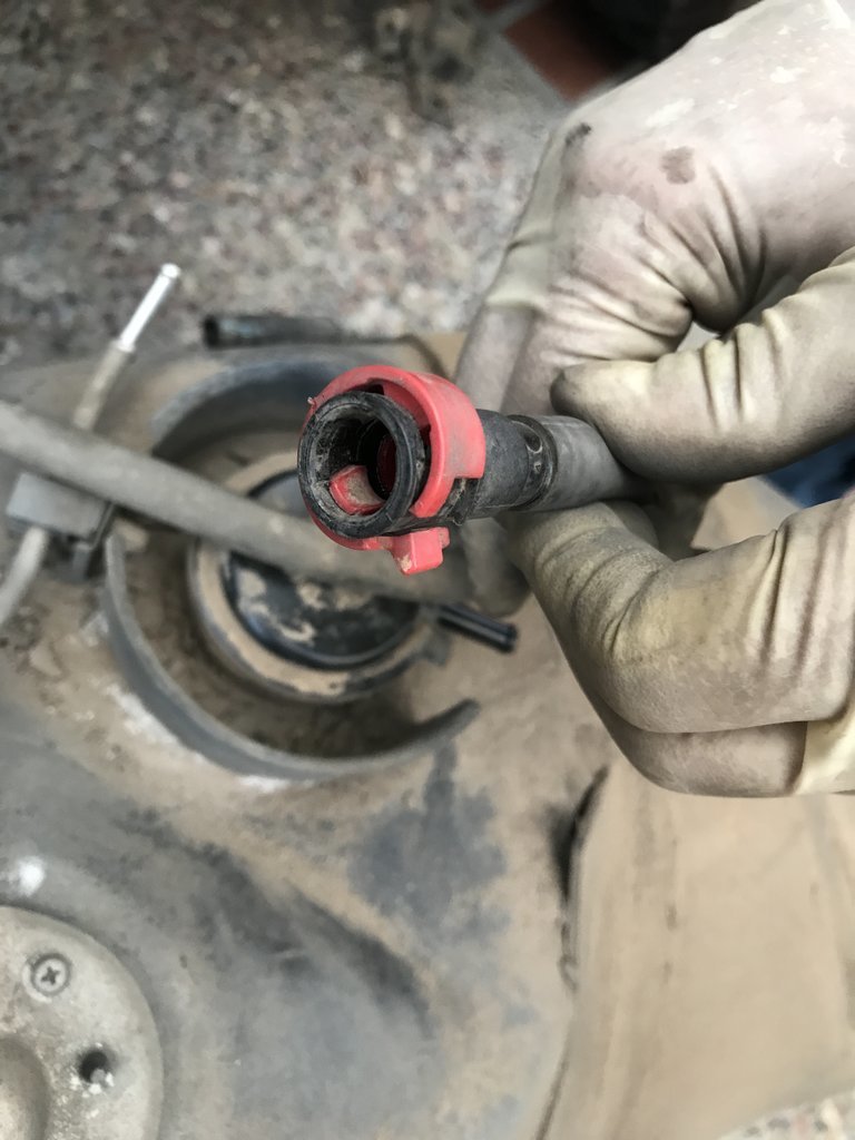 Fuel hose clip help! World