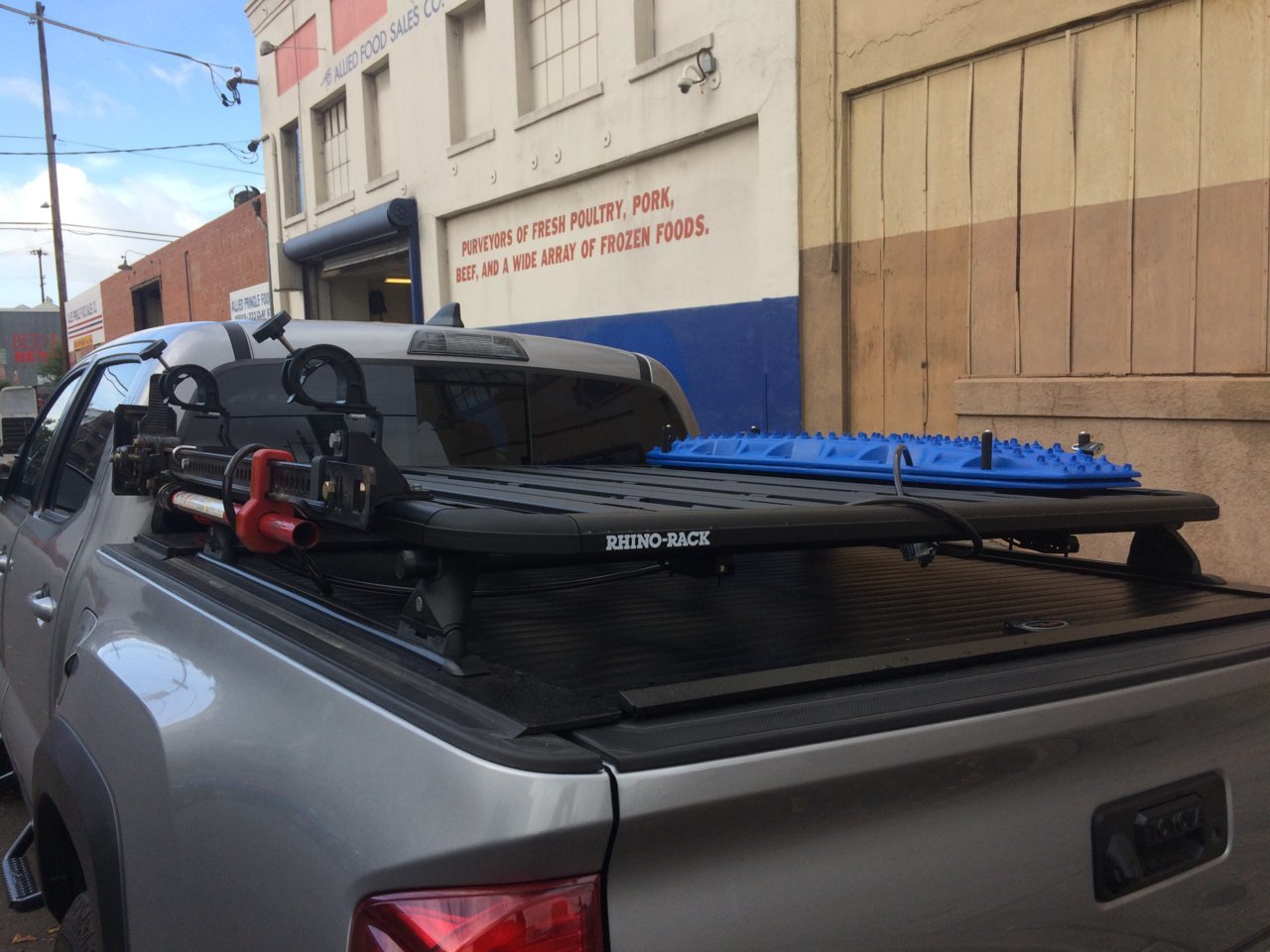 Bed cross bars for mounting a Yakima Rocketbox/Thule cargo box