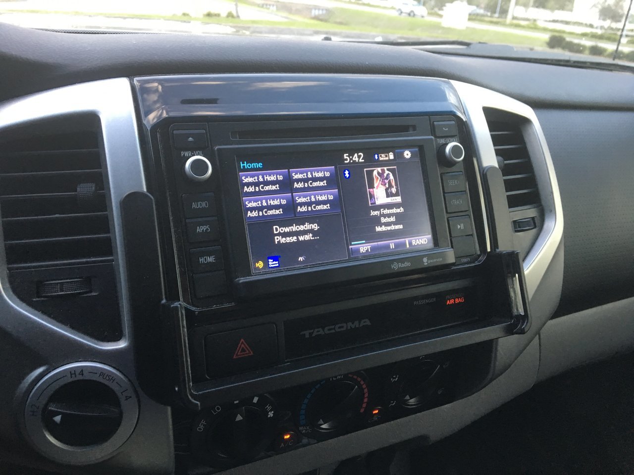 Reviewing the Scosche iPad Dash Mount Kit... Pretty sweet. World