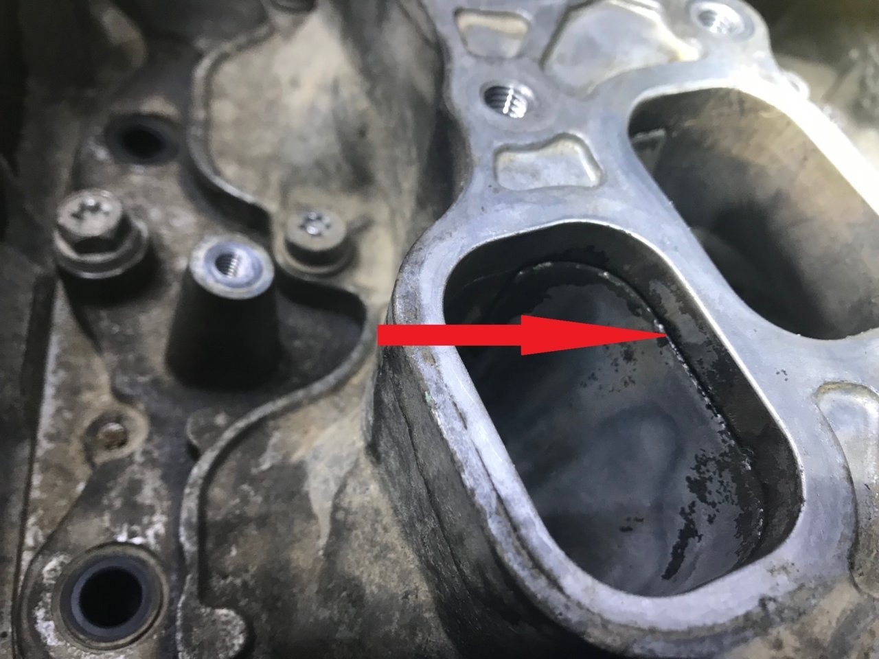 4.0L lower intake manifold 2 pieces? World