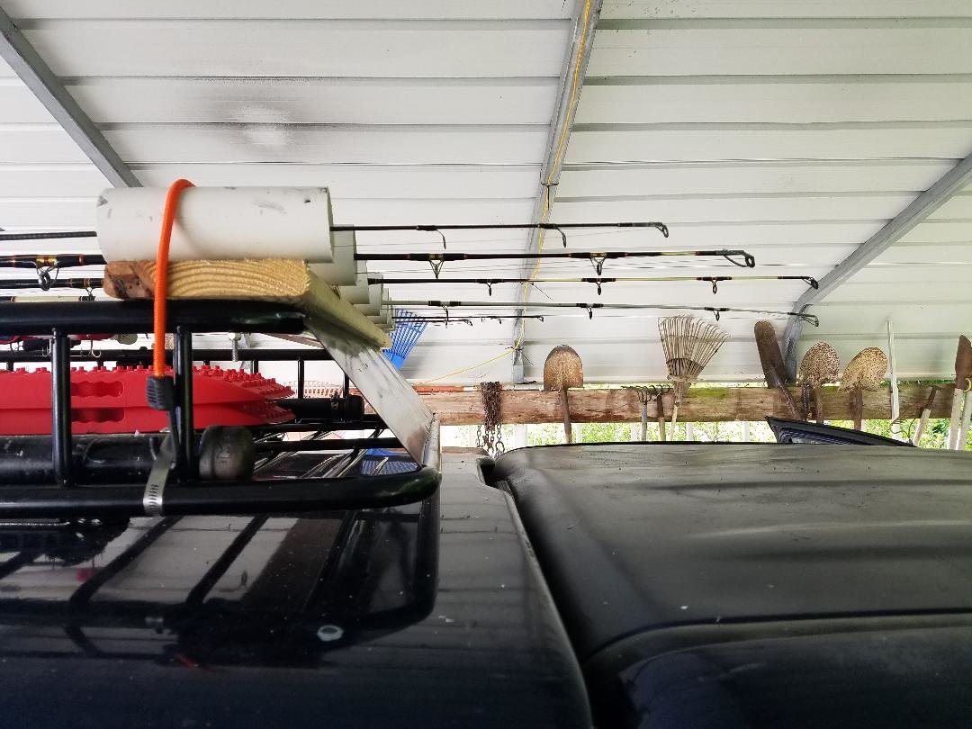 Roof rack with light bar World