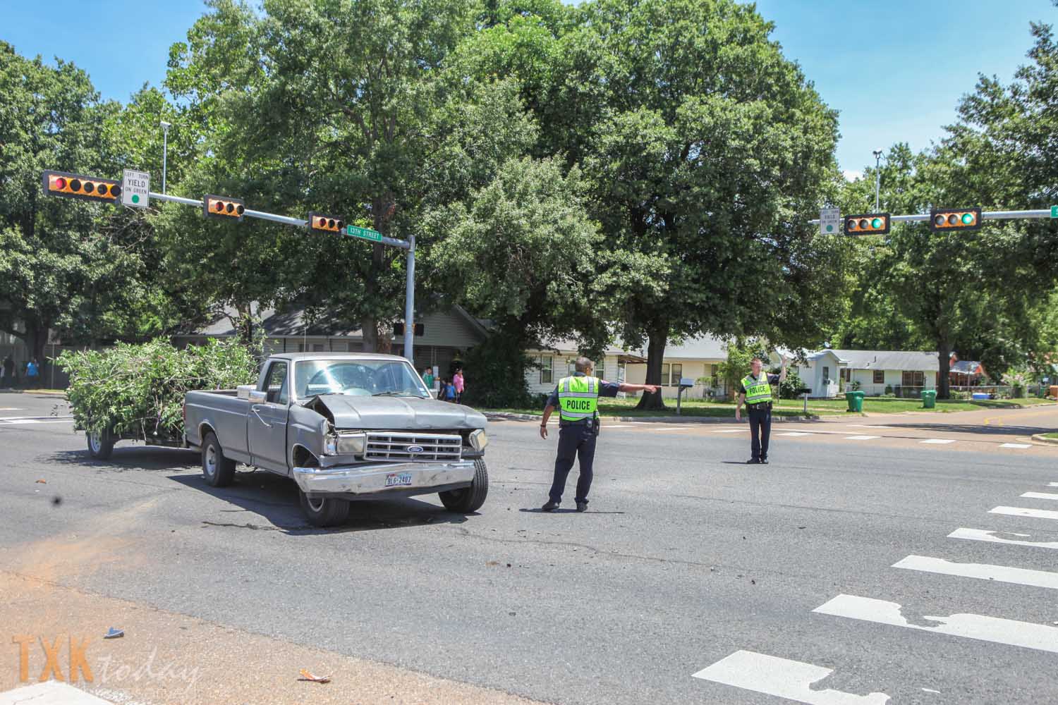 Suspect Runs From Police Causes Accident & Leaves Kids Behind