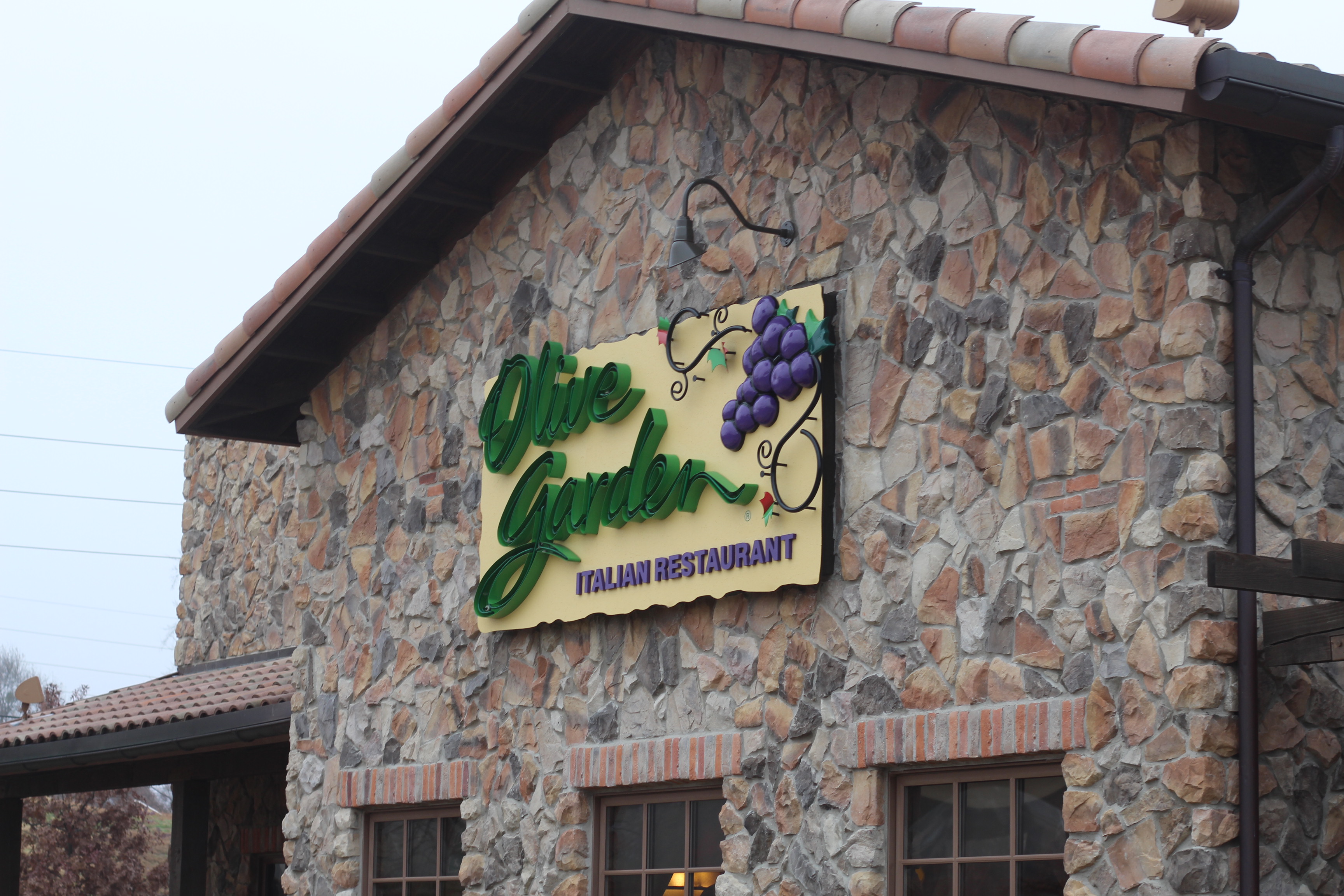 Vehicle Off the Road in Front of Olive Garden Texarkana Today