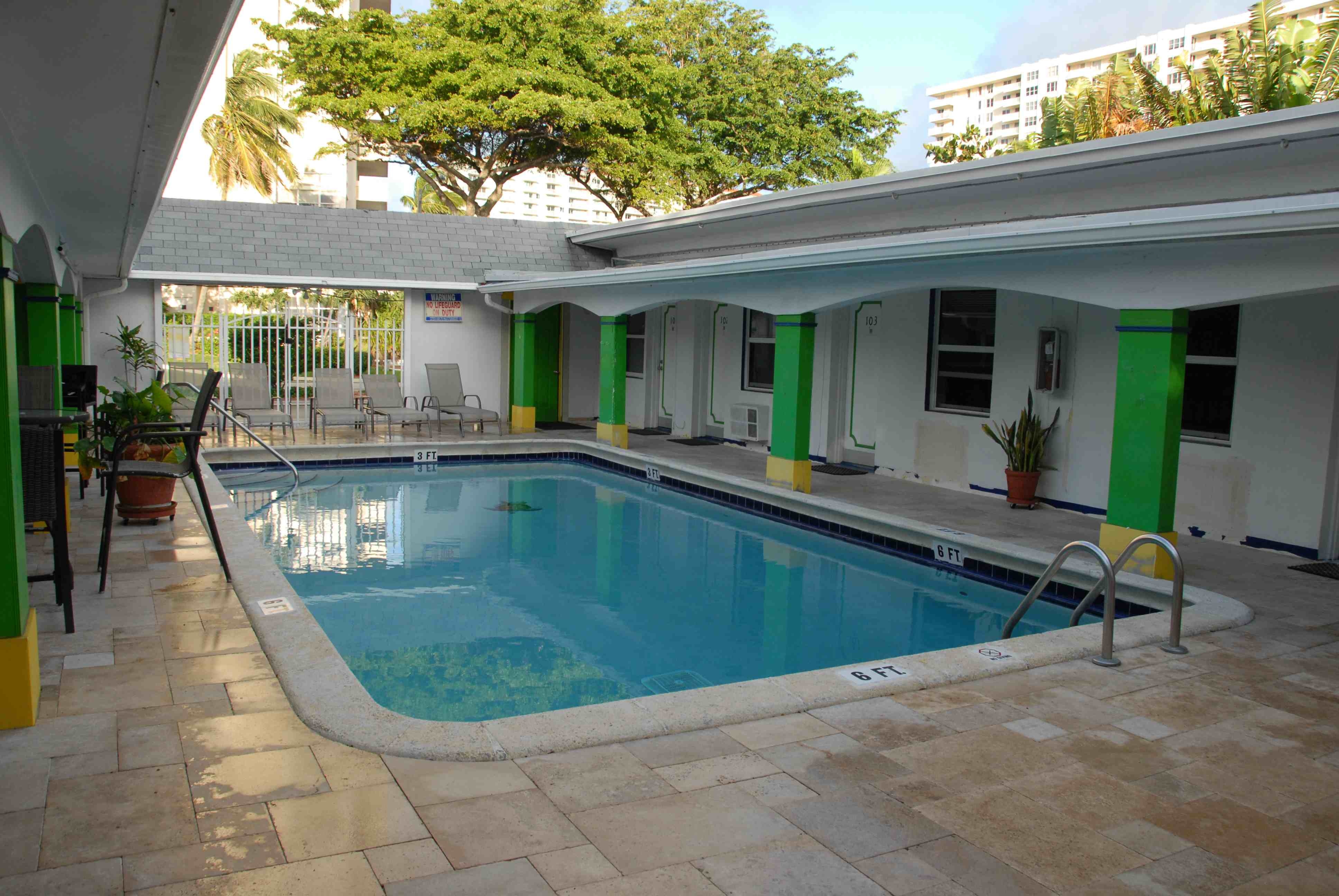 Hotel DEAUVILLE (Inn, hostel & crewhouse) in Fort Lauderdale, USA
