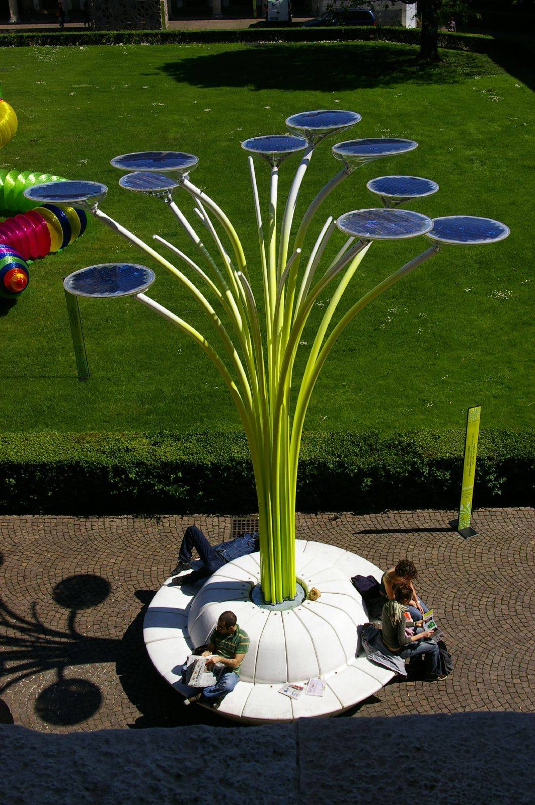 Solar Tree, alberi smart alimentati ad energia solare uBroker