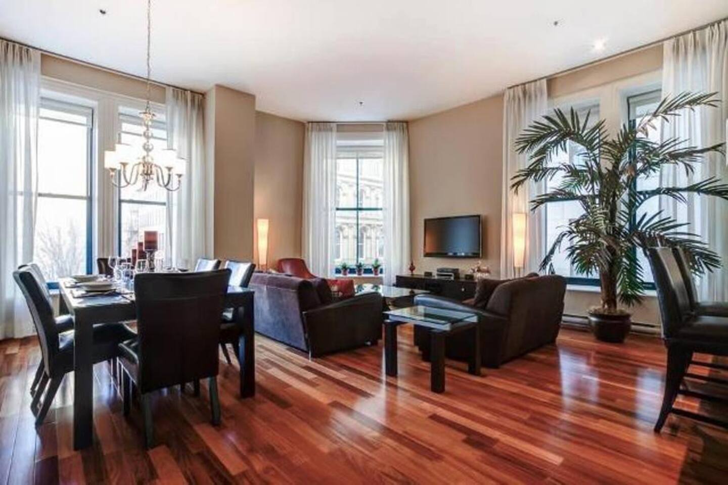 158 Renovated & Tastefully Furnished Apartment in Old Montréal