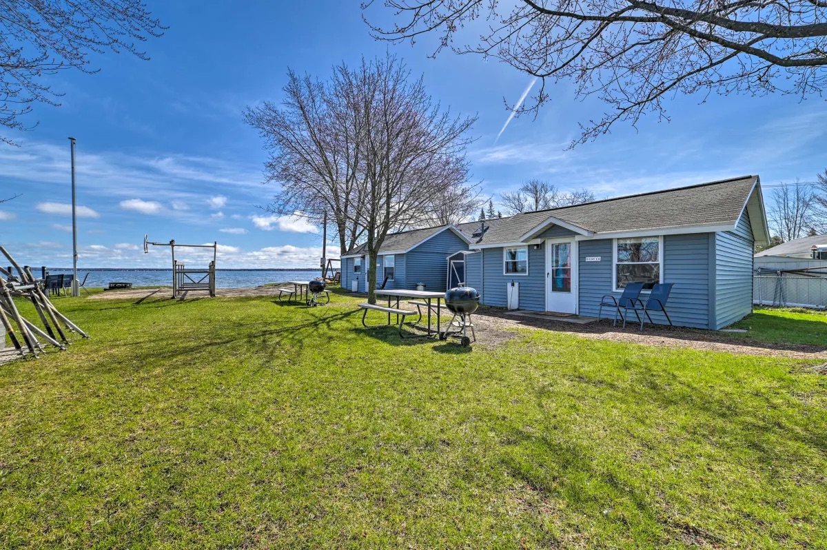 2 Beaver Cabin Only 14 Steps from the Lake Whitetail Cabins
