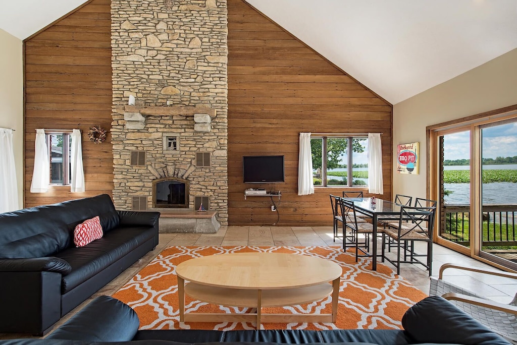 Waterfront 4BD Great Fishing Off Dock at property Sandusky Vacation