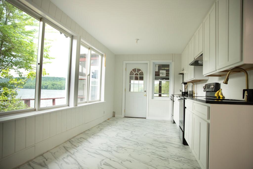 NYSCB1627 Lakefront Colonial in Swan Lake Newly Renovated FIVE STAR RELAX