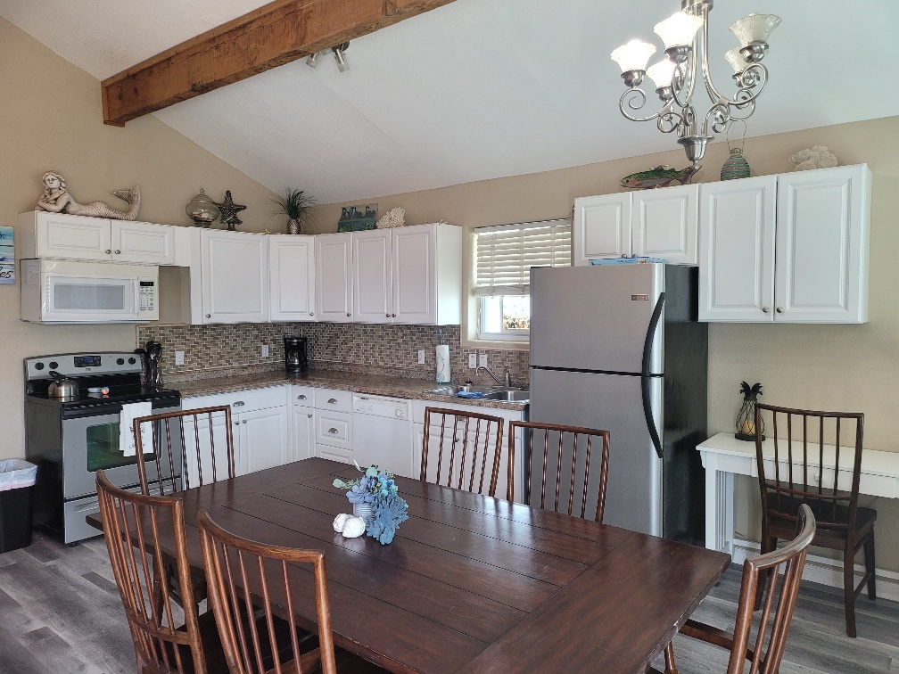 Cottage by the Sea in Terramar Beach Team Mamo Realty, Inc.