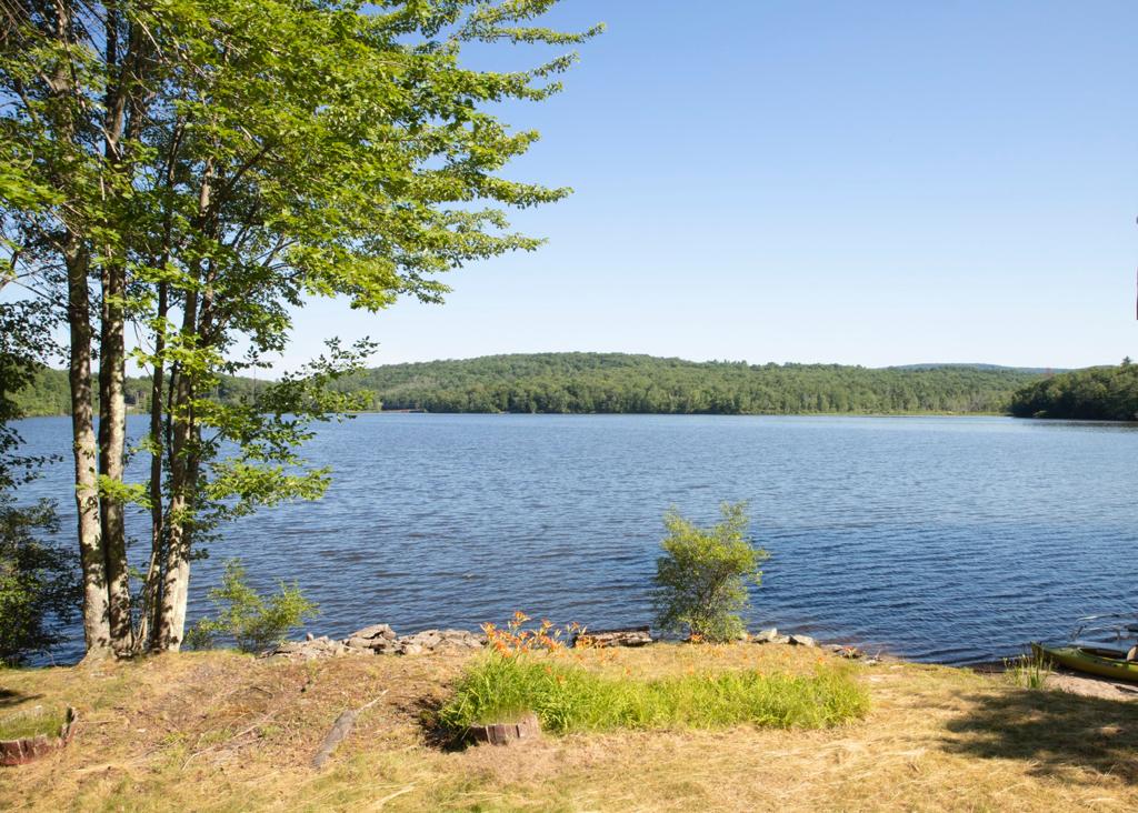 NYSCB1627 Lakefront Colonial in Swan Lake Newly Renovated FIVE STAR RELAX