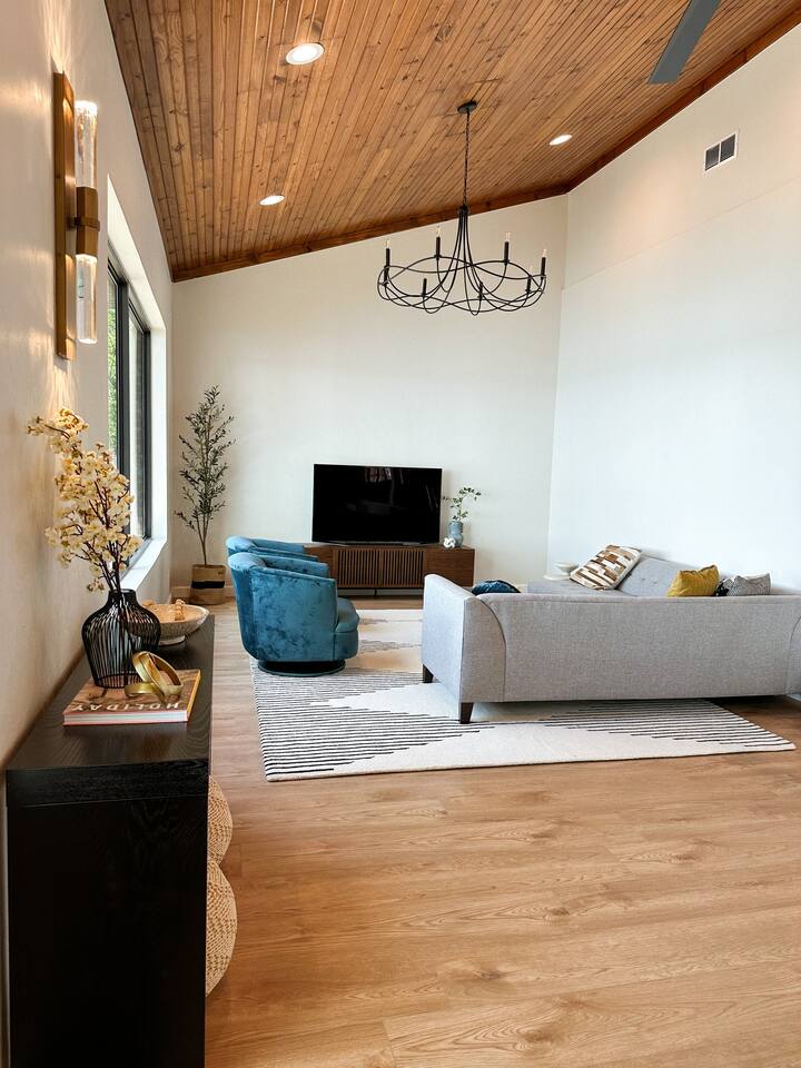 Newly Renovated Modern Lakefront House on 1 Acre Vacation Rentals at