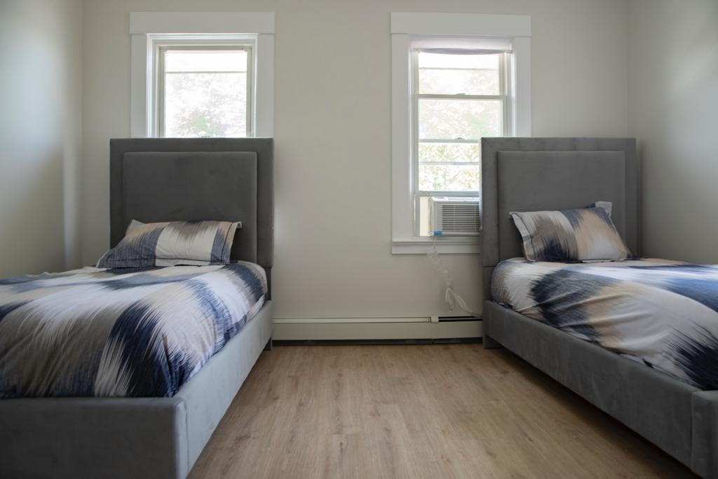 NYSCB1627 Lakefront Colonial in Swan Lake Newly Renovated FIVE STAR RELAX