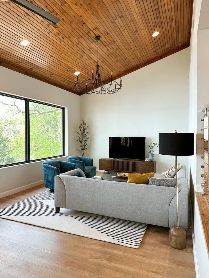 Newly Renovated Modern Lakefront House on 1 Acre Vacation Rentals at