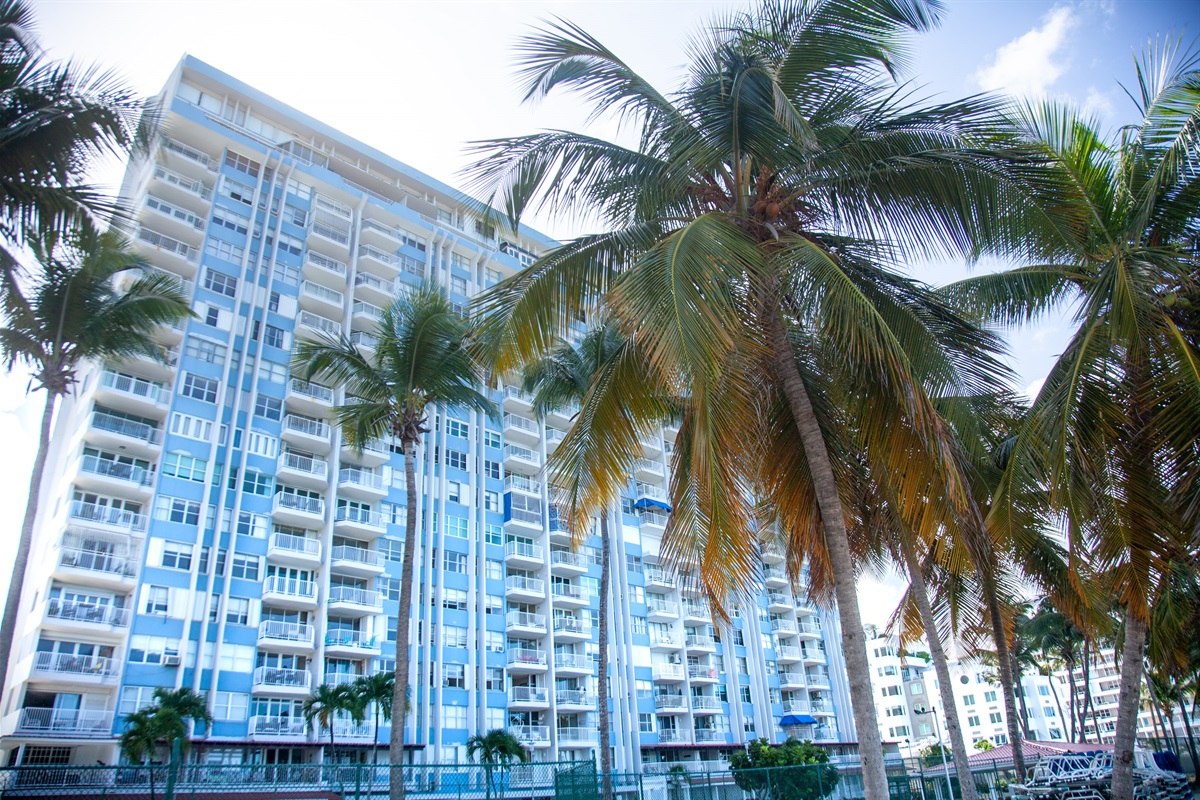 MB10Beachfront 1 bedroom with balcony Green Island Realty