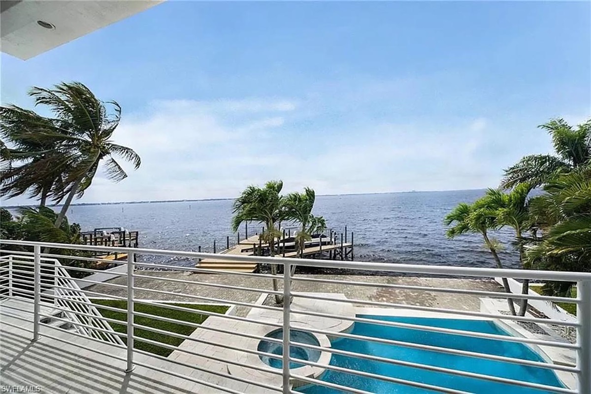 Villa The River Beautiful waterfront vacation villa with private pool