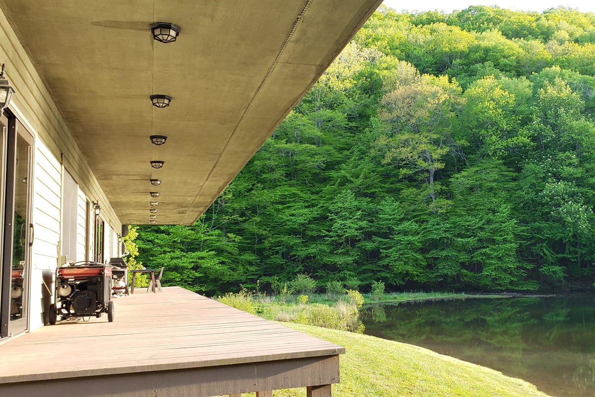 Secluded Mountain Lakehouse on 50 acre, Pets