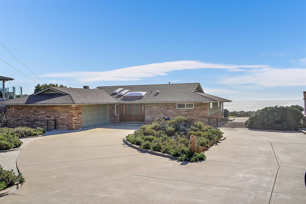 (053) Elsa's Oceanfront Retreat Monthly Rental Beachside Rentals Inc.