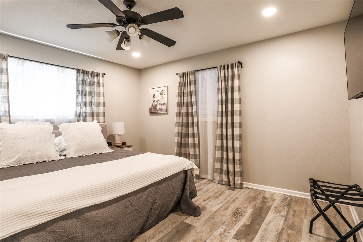 Melanie Park Raider Cottagecore Design 4/3 Short Term Rentals Homes