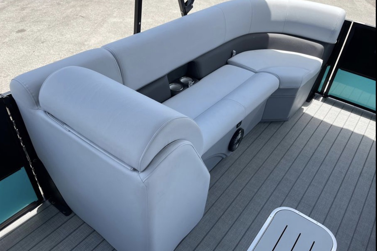 Bentley Tritoon boat Norris Lake Vacations