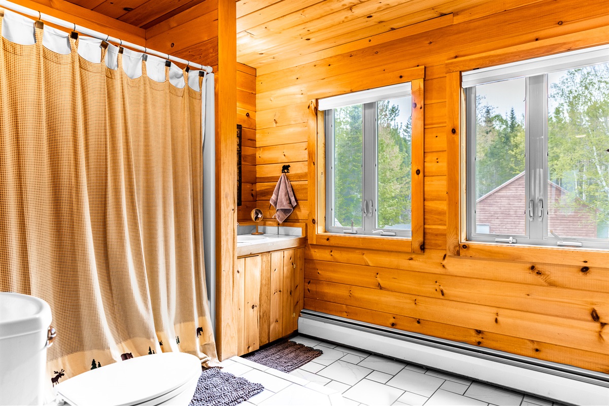 LILY BAY CHALET咽MOOSEHEAD LAKE, ME PINE TREE STAYS