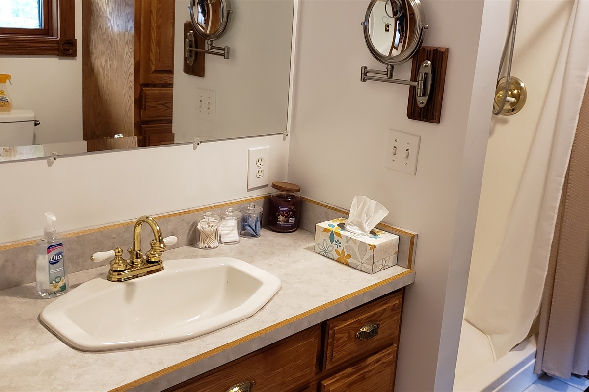 Secluded Mountain Lakehouse on 50 acre, Pets