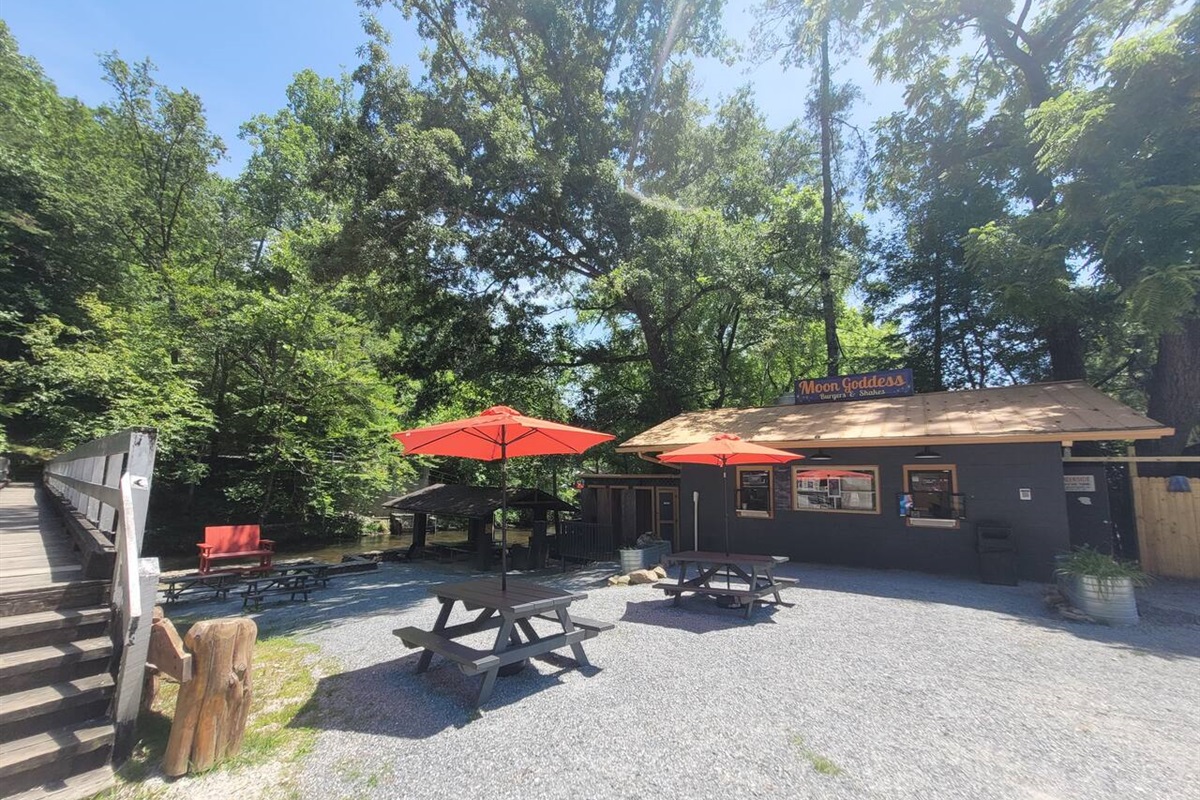 Deep Creek Lodge Apartment Sleeps 4! LIV! Stays