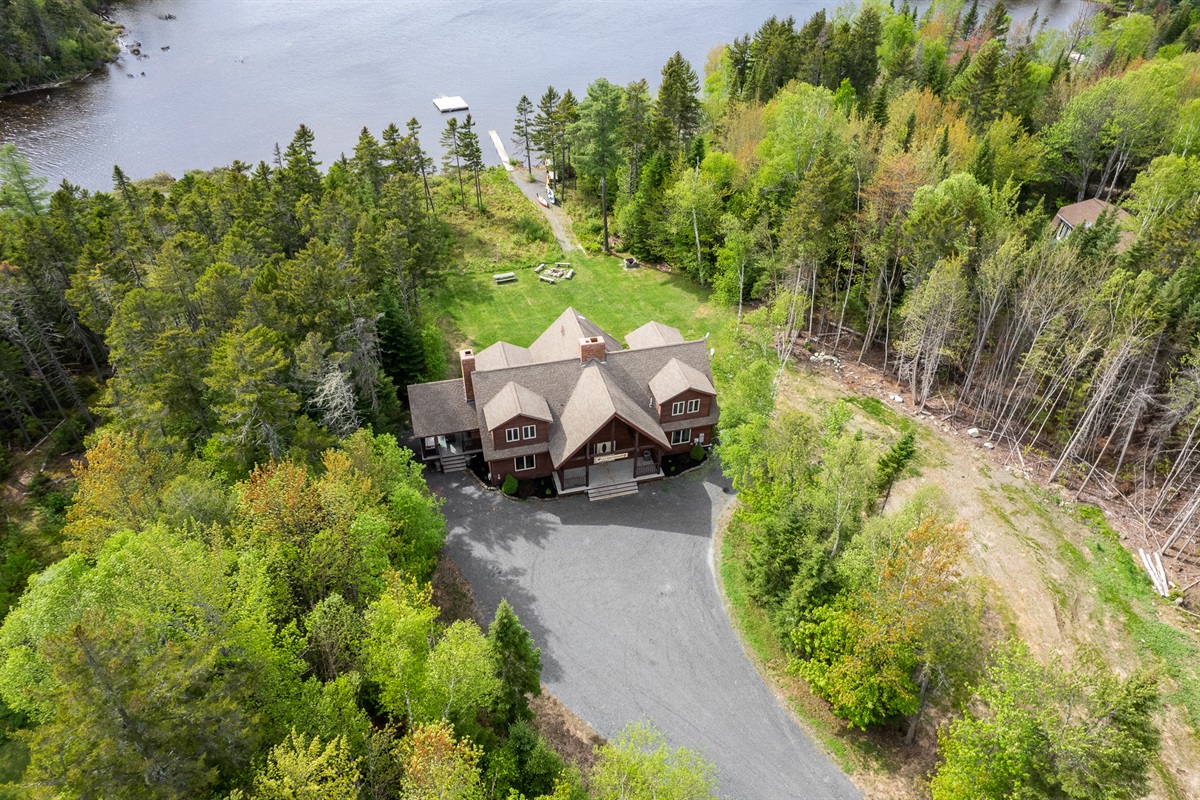 LILY BAY CHALET咽MOOSEHEAD LAKE, ME PINE TREE STAYS