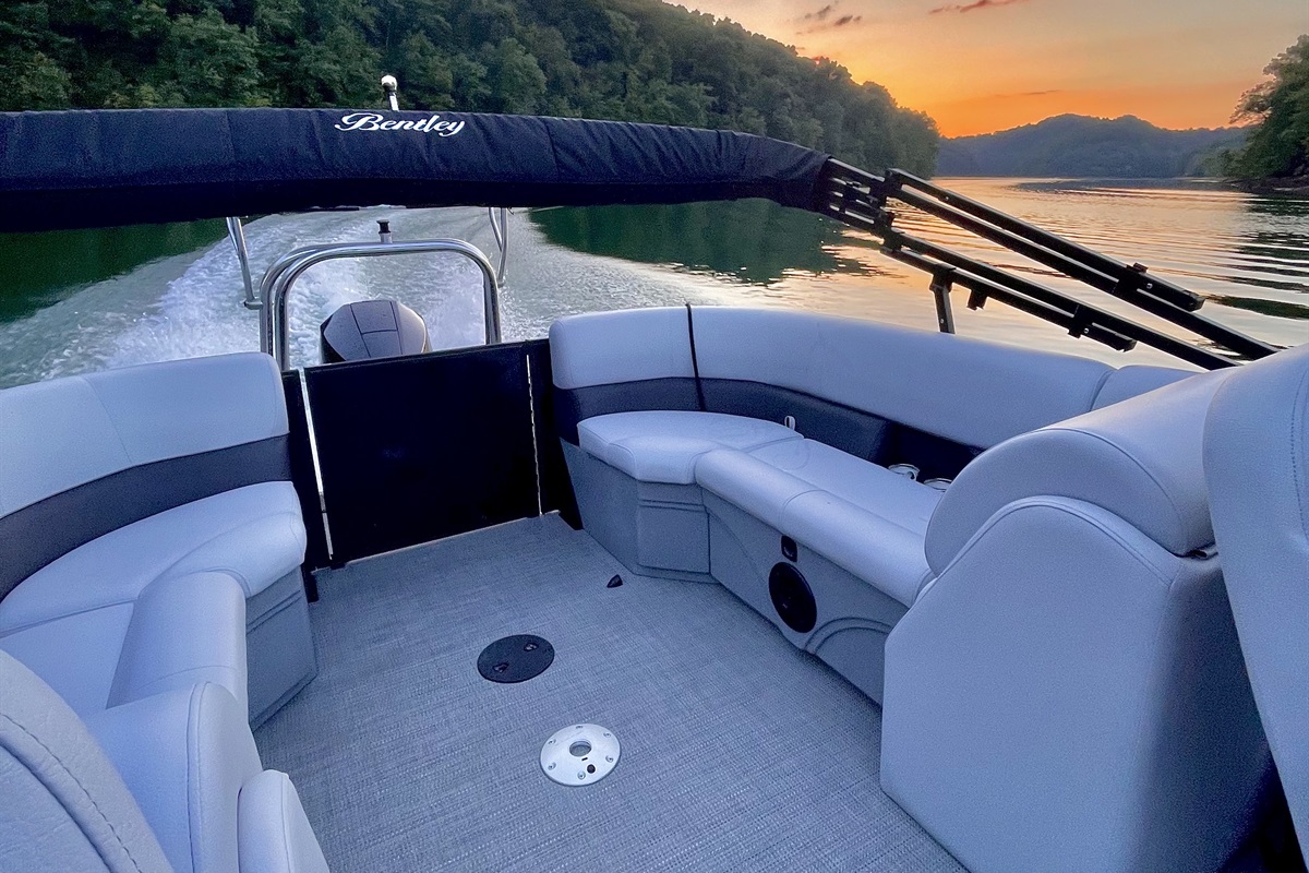 Bentley Tritoon boat Norris Lake Vacations