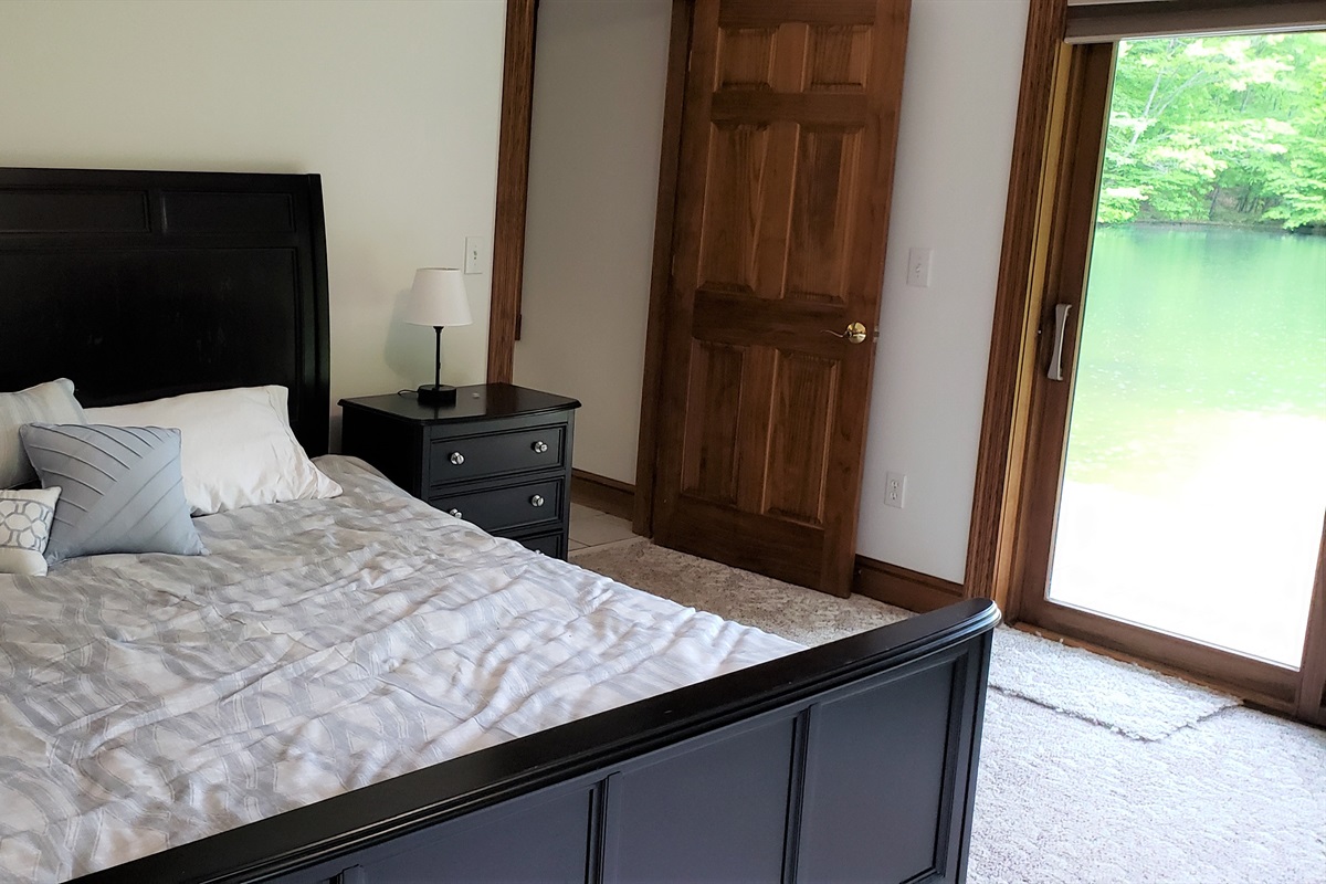 Secluded Mountain Lakehouse on 50 acre, Pets