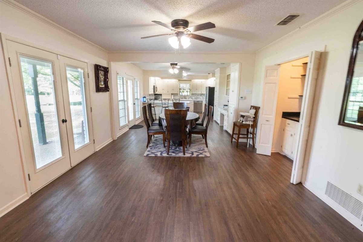 Waterfront Farmhouse Canton, TX Canton Trade Days Entrance