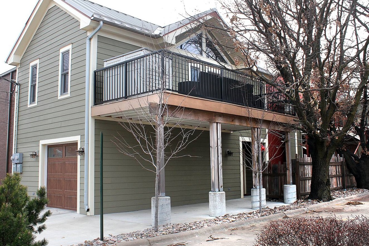 Tradhuset Swedish Treehouse w/Shaded Deck Vacation Rentals