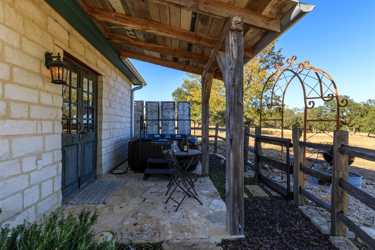 The Grapetown Gasthaus for 2 with hot tub TimberRose Bed and