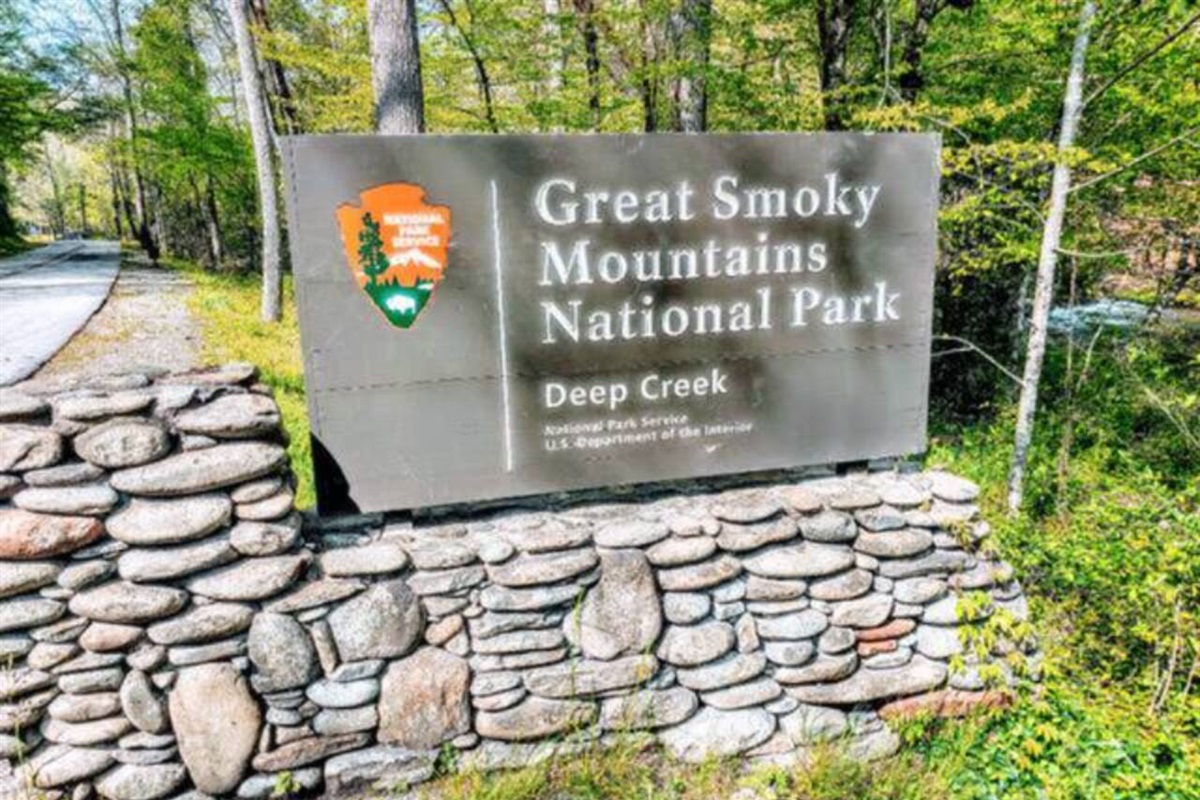 Deep Creek Lodge Apartment Sleeps 4! LIV! Stays