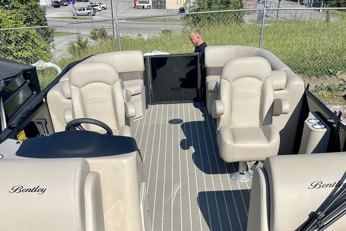 Bentley Tritoon boat Norris Lake Vacations