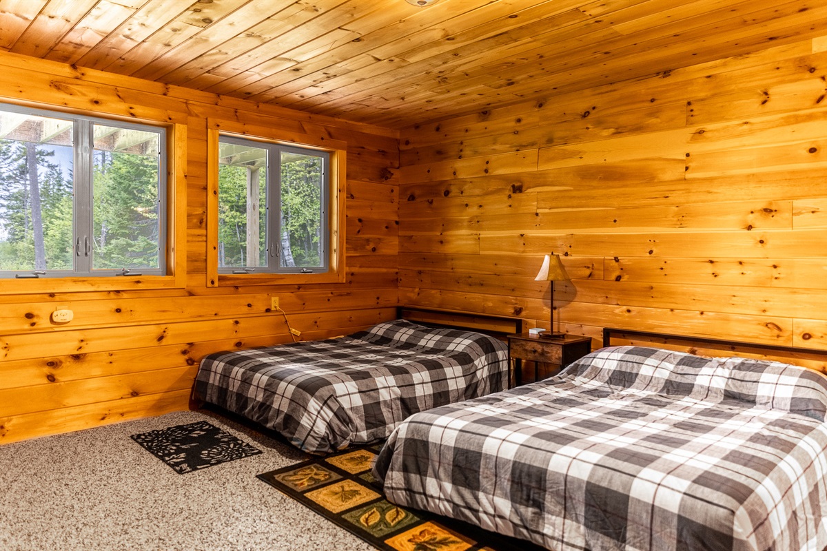 LILY BAY CHALET咽MOOSEHEAD LAKE, ME PINE TREE STAYS