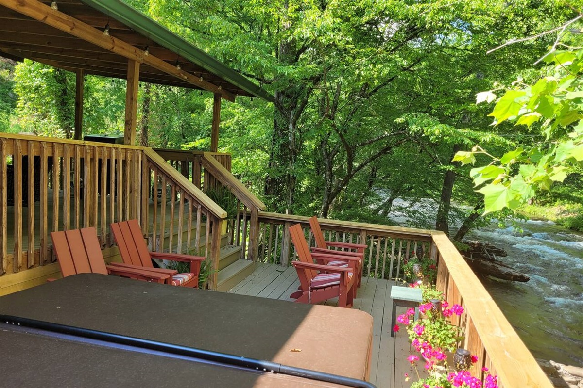 Park's Edge Cabin, one step to GSMNP! Waterfront LIV! Stays