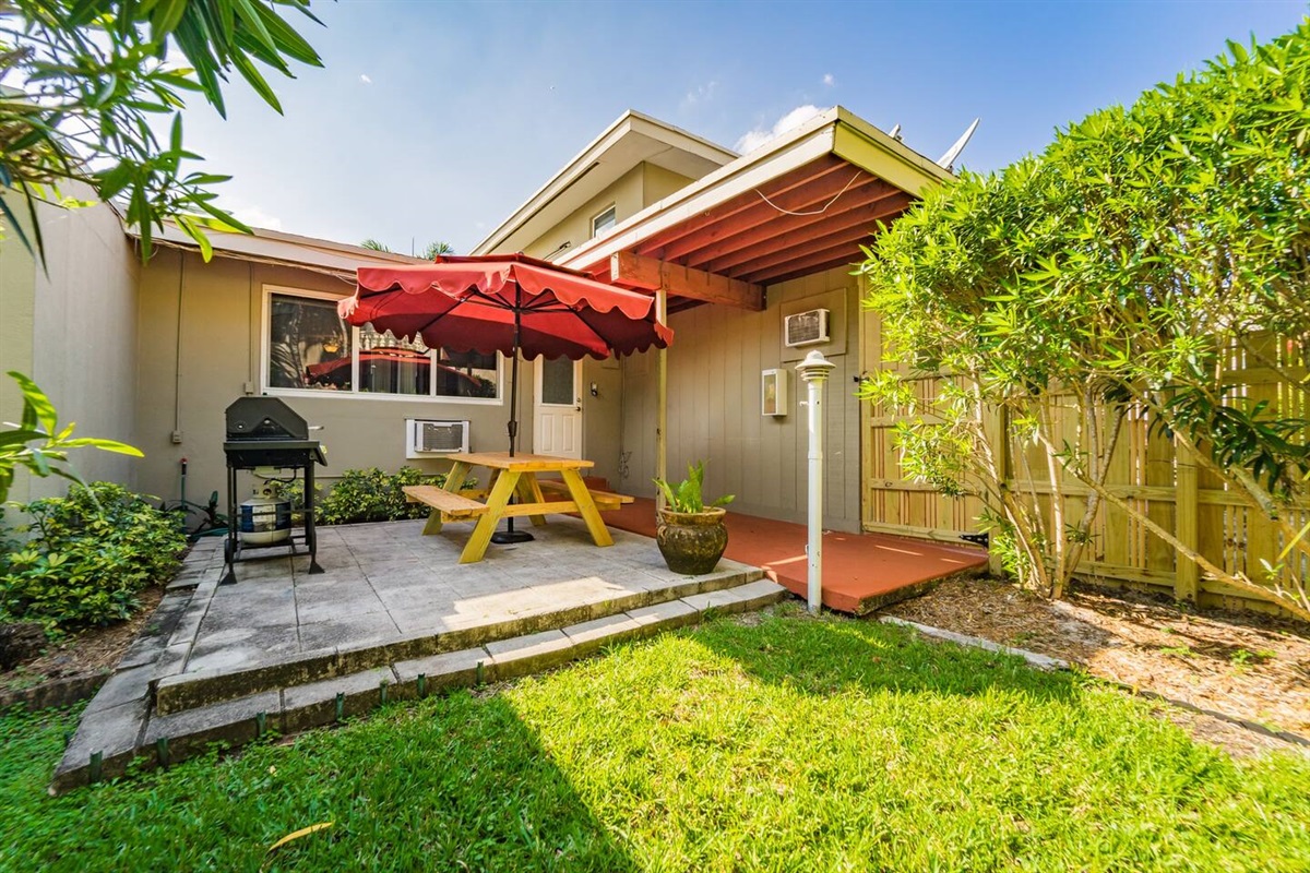 BV 2600 Private, Fully Fenced Yard & Patio The Hainsley Apartments